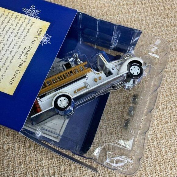1938 Chevrolet Fire Engine Hallmark Ornament New - Picture 3 of 3